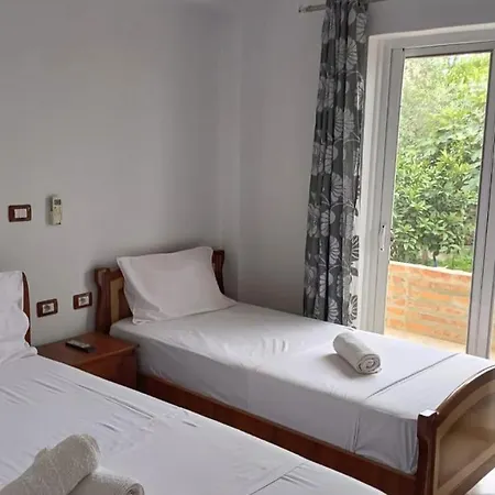 بيت ضيافة 3 Ishujt 3*